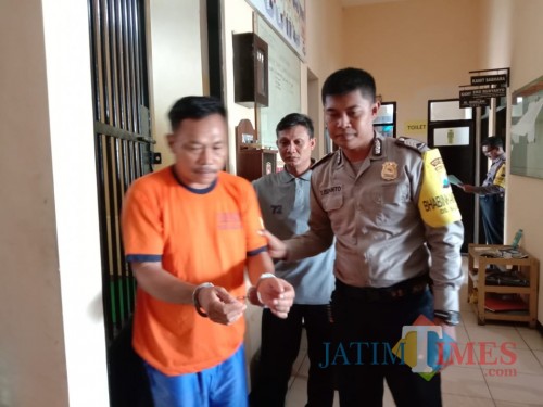 Tersangka Suwandi (kiri baju tahanan warna oranye) saat digelandang polisi ke ruang penyidikan (Foto : Polsek Pagelaran for MalangTIMES)