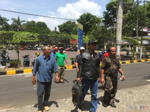 Belasan warga Desa Ngenep saat mendatangi kantor Polres Malang untuk melaporkan dugaan kasus penebangan pohon dan pemalsuan berkas penyerobotan lahan yang diduga dilakukan oleh Kades (Foto : Ashaq Lupito / MalangTIMES)