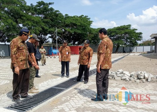 Inspeksi mendadak Bupati Blitar di sejumlah pengerjaan proyek fisik.(Foto : Malik Naharul/BlitarTIMES)