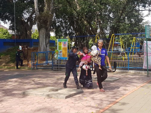 Suasana simulasi kebencanaan di ruang bermain anak di Alun-Alun Kota Malang. (Foto: Disperkim Kota Malang)