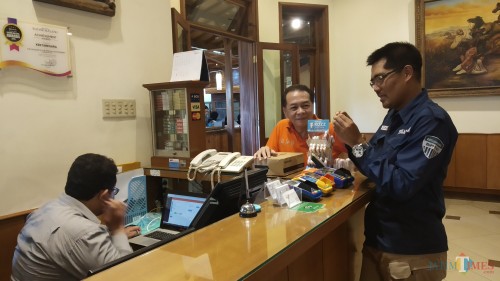 Pemasangan tapping box di Rumah Makan Kertanegara. (Pipit Anggraeni/MalangTIMES).