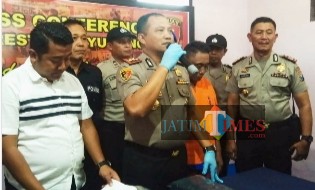 Kapolresta Banyuwangi saat menggelar jumpa pers di Polsek Kabat