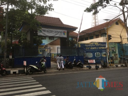 Situasi dan kondisi halaman SMPN 4 Kepanjen, saat jam pelajaran selesai setelah adanya laporan dugaan pelecehan dan pencabulan guru BK terhadap belasan muridnya (Foto : Ashaq Lupito / MalangTIMES)