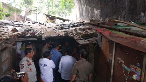 Kondisi salah satu bangunan semi permanen yang dijadikan tempat tinggal di kolong Jembatan Kahuripan saat ditinjau Wali Kota Malang Sutiaji (Pipit Anggraeni/MalangTIMES).