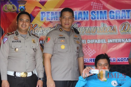 Kapolres Blitar Kota AKBP Leonard M Sinambela membagikan SIM D Gratis untuk disabilitas.(Foto : Team BlitarTIMES)
