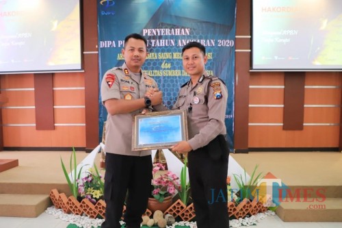 Polres Kediri Mendapat Penghargaan IKPA-KPPN. (Foto: Bambang Setioko/JatimTIMES)
