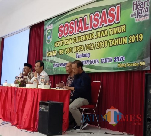 Kabid Hubungan Industrial Disnaker Kabupaten Malang Achmad Rukmiyanto (2 dari kiri) dalam sosialisasi UMK 2020 (Nana)