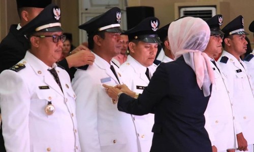 Wali Kota Batu, Dewanti Rumpoko saat menyematkan pin kepada kepala desa terpilih di Graha Pancasila Balai Kota Among Tani Batu, Kamis (5/12/2019).