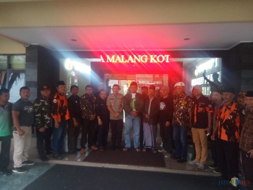 Para perwakilan ormas yang berfoto bersama Kapolresta Malang, AKBP Leonardus Sinarmata (Anggara Sudiongko/MalangTIMES)