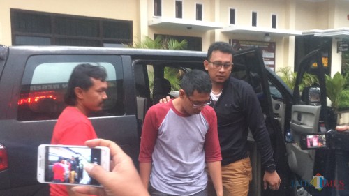 Pelaku CH oknum guru cabul saat digelandang ke ruang penyidikan Satreskrim Polres Malang (Foto : Ashaq Lupito / MalangTIMES)