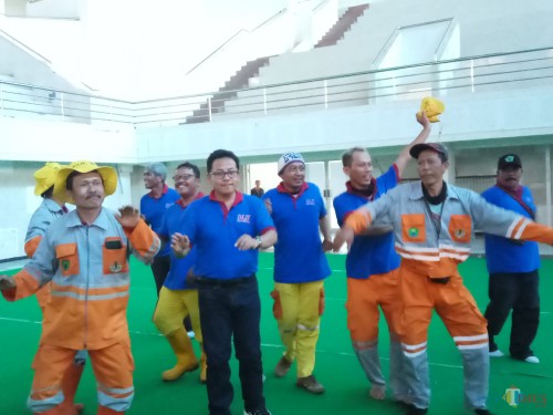 Walikota Malang saat berbaur dengan pasukan kuning dalam kegiatan rapat konsolidasi dan pembinaan di Gor Ken Arok (Anggara Sudiongko/MalangTIMES)