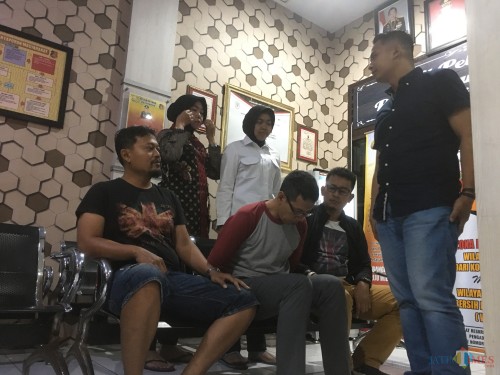 Pelaku CH, oknum guru BK Cabul (duduk di tengah) saat diinterogasi oleh Kasat Reskrim Polres Malang (paling kiri) (Foto : Ashaq Lupito / MalangTIMES)