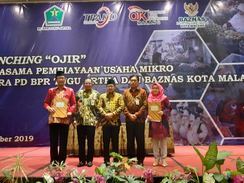 Wali Kota Malang Sutiaji (tengah berkopyah) dalam launching 'OJIR' kolaborasi Perseroan BPR Tugu Artha Sejahtera, Baznas, dan OJK Kota Malang (Jum'at, 6/12) (Arifina Cahyanti Firdausi/MalangTIMES)
