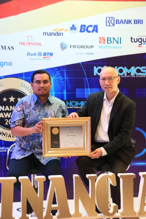 Head of Corcom FIFGROUP Charles DW (kiri) bersama Head of Corporate Finance Jerry Fandy saat menerima penghargaan Financial Award 2019