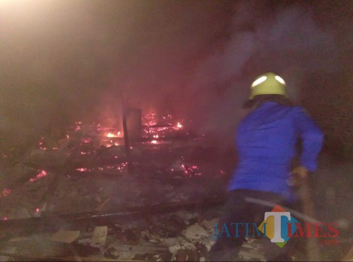 Petugas PMK Kabupaten Malang saat berupaya memadamkan kebakaran yang terjadi di sebuah rumah milik salah satu warga Kecamatan Sumberpucung (Foto : PPBK Kabupaten Malang for MalangTIMES)