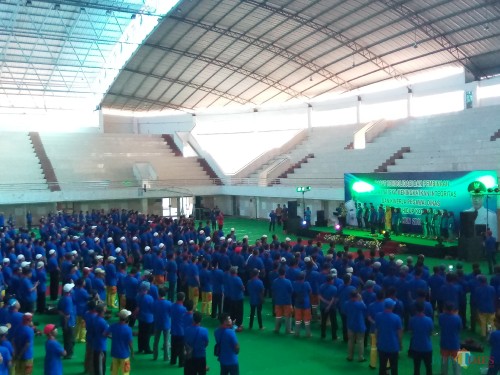 Suasana terlihat membiru, saat para pegawai mengikuti rapat konsolidasi dan pembinaan di Gor Ken Arok (Anggara Sudiongko/MalangTIMES)
