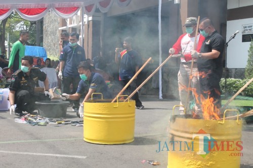 Proses pemusnahan barang bukti narkoba dengan cara dibakar di Kejaksaan Negeri Jombang. (Foto : Adi Rosul / JombangTIMES)