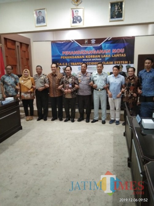 Kapolres (tengah, berseragam) berfoto dengan pimpinan Jasa Raharaj dan direktur RS Tulungagung (foto : Joko Pramono/Jatim Times)
