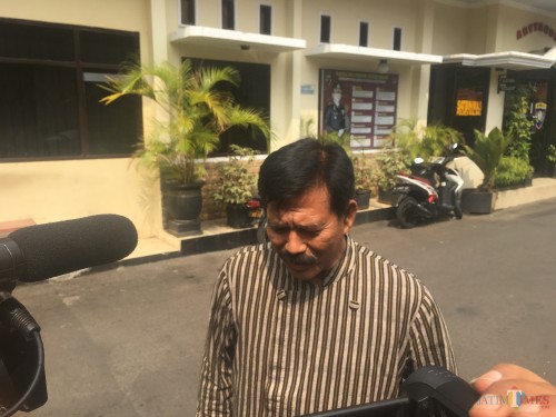Kepala Sekolah SMPN 4 Kepanjen, Suprianto, saat ditemui awak media usai dimintai keterangan oleh penyidik Polres Malang (Foto : Ashaq Lupito / MalangTIMES)