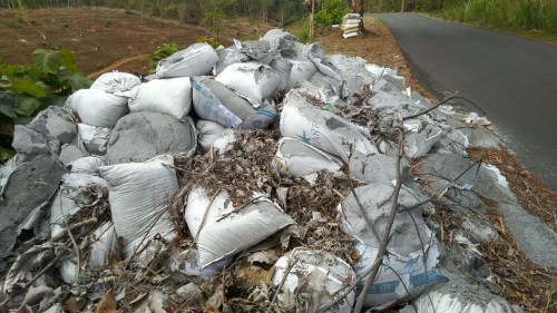 tumpukan material yang berada di pinggir jalan di Dusun Sulur, Mulyosari Kecamatan Pagerwojo (ist)