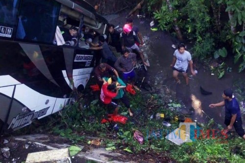 Proses evakuasi korban kecelakaan di Jembatan Njudel (Foto: Team BlitarTIMES)