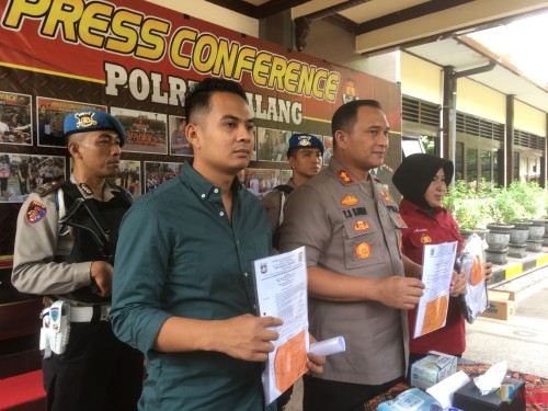 Kapolres Malang, AKBP Yade Setiawan Ujung (depan bagian tengah) saat menunjukkan barang bukti pemalsuan ijazah dan pencabulan (Foto : Ashaq Lupito / MalangTIMES)
