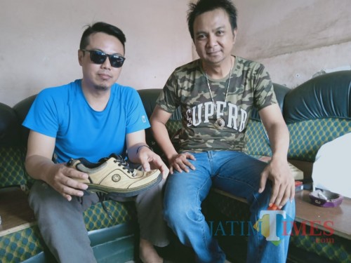 Barata dan Ki Sabdo Pinandito menunjukkan sepatu yang membikin teror.(Foto : Aunur Rofiq/BlitarTIMES)