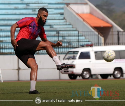 Striker asing Arema FC, Sylvano Comvalius (Official Arema FC)