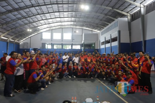 Wali Kota Malang Sutiaji (tengah) foto bersama Wali Kota Surakarta FX Hadi Rudyatmo beserta staf dalam pertandingan persahabatan di GOR UB. (Humas Pemkot Malang for MalangTIMES).