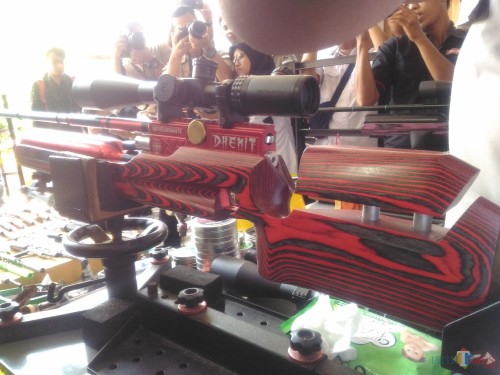 Salah satu senjata hasil rakitan AH, yang menggunakan tabung gas bertekanan tinggi (Foto : Moch. R. Abdul Fatah / Jatim TIMES)