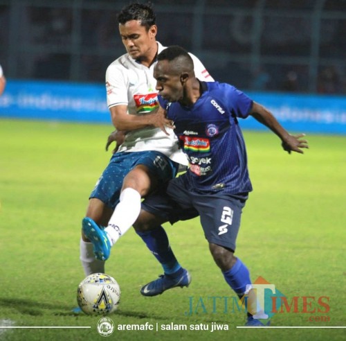 Pemain Arema FC (biru) ketika menghadapi pemain PSIS Semarang di putaran pertama lalu (official Arema FC)
