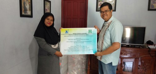 Perwakilan Dosen STIE Indocakti menyerahkan Bantuan secara simbolis kepada warga Ngijo, Karangploso