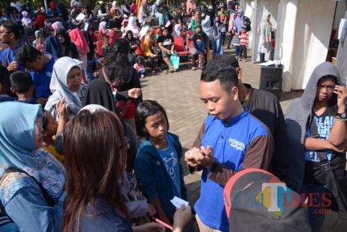 Antrean warga saat mengurus KIA di Alun-Alun Kota Malang. (Pipit Anggraeni/MalangTIMES).