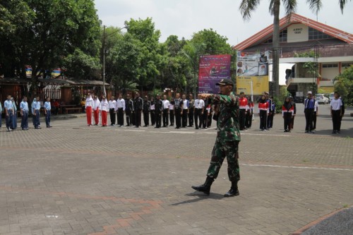 Suasana saat pemateri dari Kodim 0833 memberi pelatihan PBB pada para peserta (Unikama for MalangTIMES)