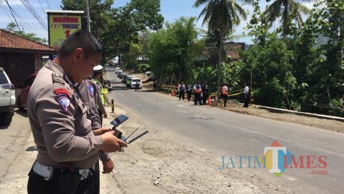Olah TKP di lokasi bus terjun ke sungai di Jembatan Njudel.(Foto : Team BlitarTIMES)