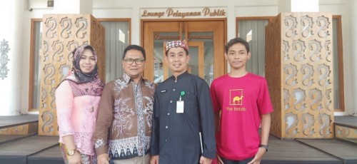 Nossa Melenega Sistim (berkaos merah), bersama Plt. Kadiknas Suratno serta kedua ortunya Sistim Indra Setiawan dan Indah Purwaningrum