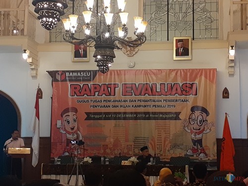 Suasana Rapat Evaluasi Gugus Tugas Pengawasan dan Pemantauan Pemberitaan, Penyiaran, dan Iklan Kampanye Pemilu 2019 di Hotel Majapahit, Surabaya (Arifina Cahyanti Firdausi/MalangTIMES)