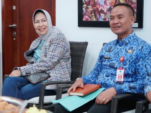 Kepala Dinas Pemberdayaan Perempuan Perlindungan Anak Pengendalian Penduduk dan Keluarga Berencana (DP3AP2KB) Kota Batu MD Forkan saat bersama Wali Kota Batu Dewanti Rumpoko.