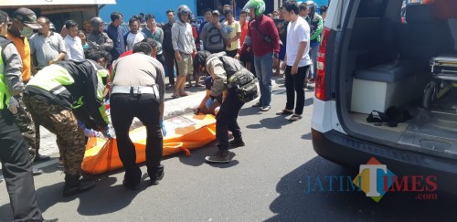 Petugas saat mengevakuasi jenasah ke kamar mayat RSSA Kota Malang usai menjadi korban tabrak lari (Foto : Istimewa)