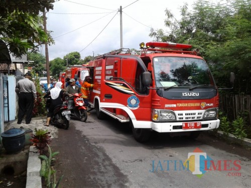 Mobil pemadam kebakaran milik PMK Kabupaten Malang, saat dioperasikan untuk memadamkan kebakaran (Foto : Dokumen MalangTIMES)