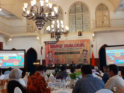 Suasana Rapat Evaluasi Gugus Tugas Pengawasan dan Pemantauan Pemberitaan, Penyiaran, dan Iklan Kampanye Pemilu 2019 di Hotel Majapahit, Surabaya (Arifina Cahyanti Firdausi/MalangTIMES)