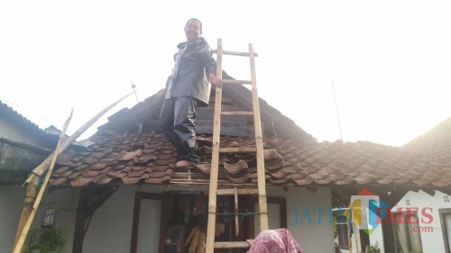 Kondisi rumah warga yang rusak setelah diterjang musibah angin kencang (Foto : PMI Kabupaten Malang for MalangTIMES)