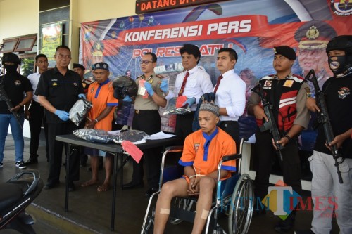 Kapolres Batu AKBP Harviadhi Agung Prathama saat menunjukkan barang bukti saat rilis di Mapolres Batu, Senin (9/12/2019).