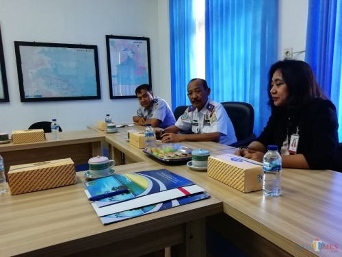 Kepala Dishub Kabupaten Malang Hafi Lutfi (tengah) bersama Pemimpin Bank Jatim Cabang Kepanjen Theresia Wiwin (kanan) dalam MoU pembayaran kir non-tunai. (Nana)