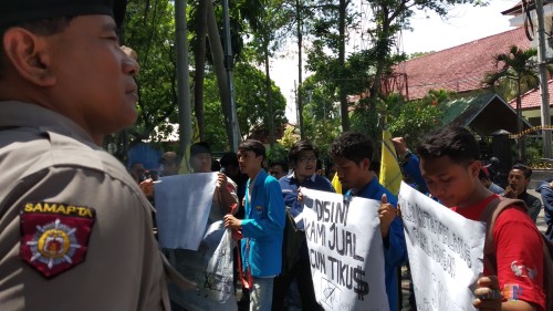 Peringatan Hari Anti-Korupsi di Kota Malang melalui aksi yang digelar di halaman gedung DPRD Kota Malang dan Balai Kota Malang. (Pipit Anggraeni/MalangTIMES).