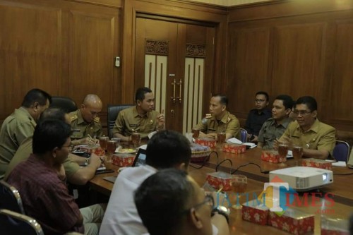 Rapat di Pemprov Jatim terkait rencana pembangunan terminal induk pasir (Foto : Moch. R. Abdul Fatah / Jatim TIMES)