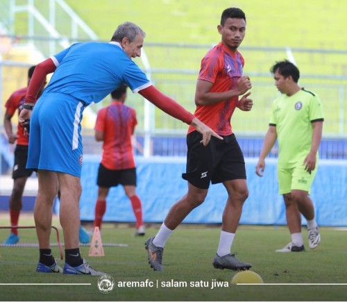Rifaldi Bawuoh saat mendapat instruksi dari Milomir Seslija (official Arema FC)