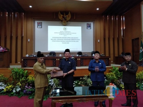 Bupati Malang Sanusi (kiri) dan Ketua DPRD Kabupaten Malang Didik Gatot Subroto menyepakati 12 ranperda untuk tahun 2020 datang dalam rapat paripurna DPRD, Senin (9/12) (Nana)