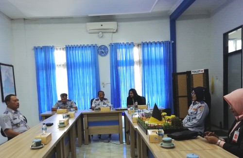 Tutuk Handayani Kepala UT Pengujian Kendaraan Bermotor Dishub Kabupaten Malang (2 dari kanan) dalam suatu pertemuan di kantor balai uji kir Talangagung (Nana)