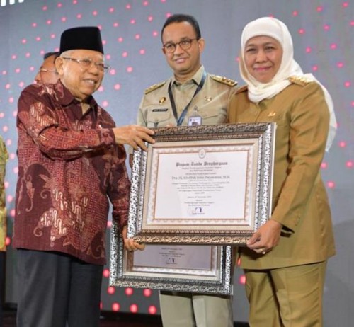Penghargaan yang diterima oleh Gubernur Jatim Khofifah Indar Parawansa